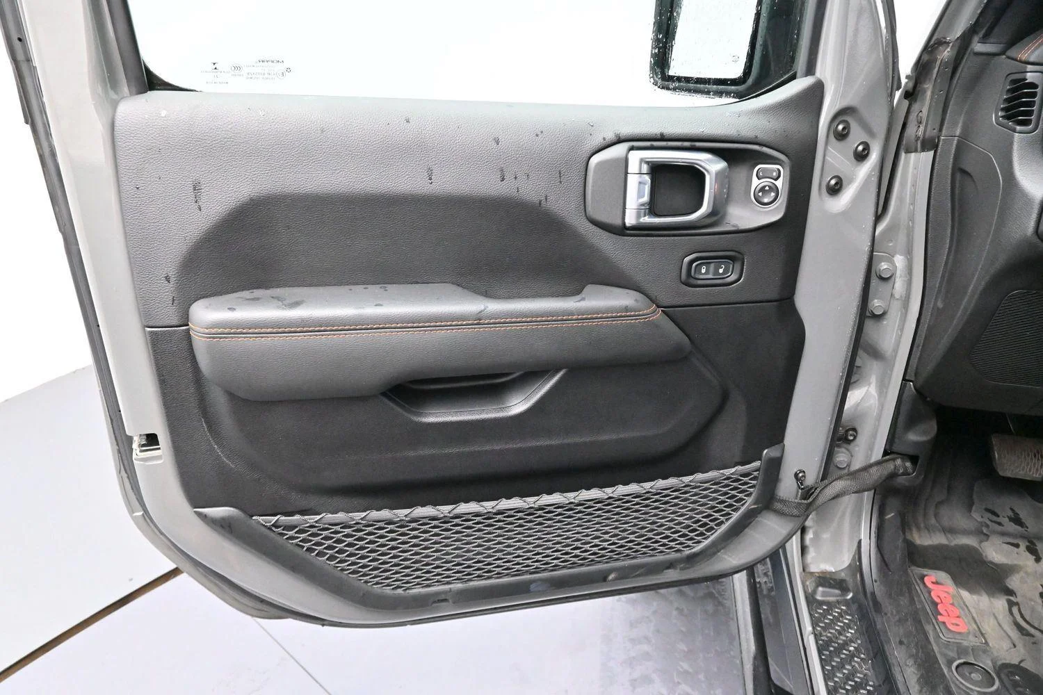 Used 2021 Sting-Gray Clearcoat Jeep Mojave image 9