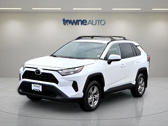 Used 2022 White Toyota XLE image 3