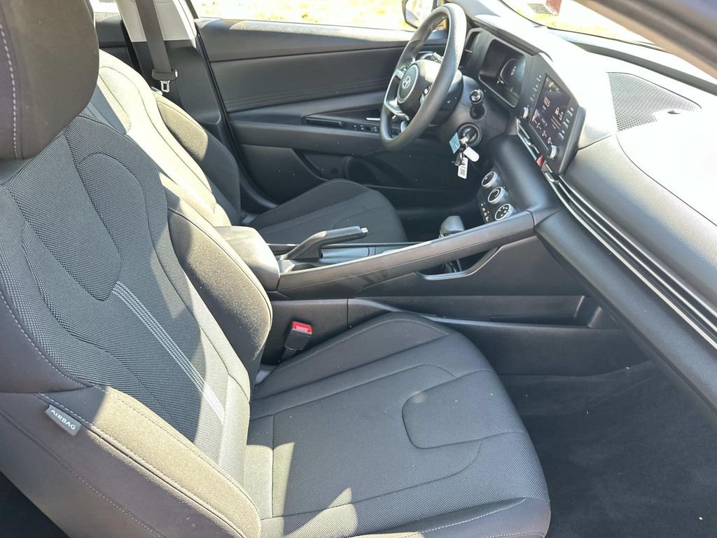 Used 2024  Hyundai SE image 13