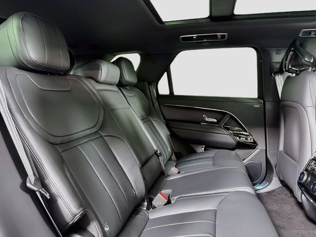 New 2026 Fuji White Land Rover Dynamic SE image 29