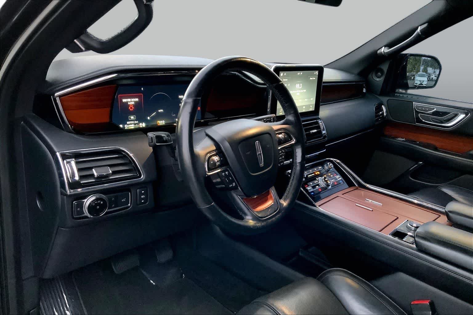 Used 2018 Black Velvet Lincoln Select image 17