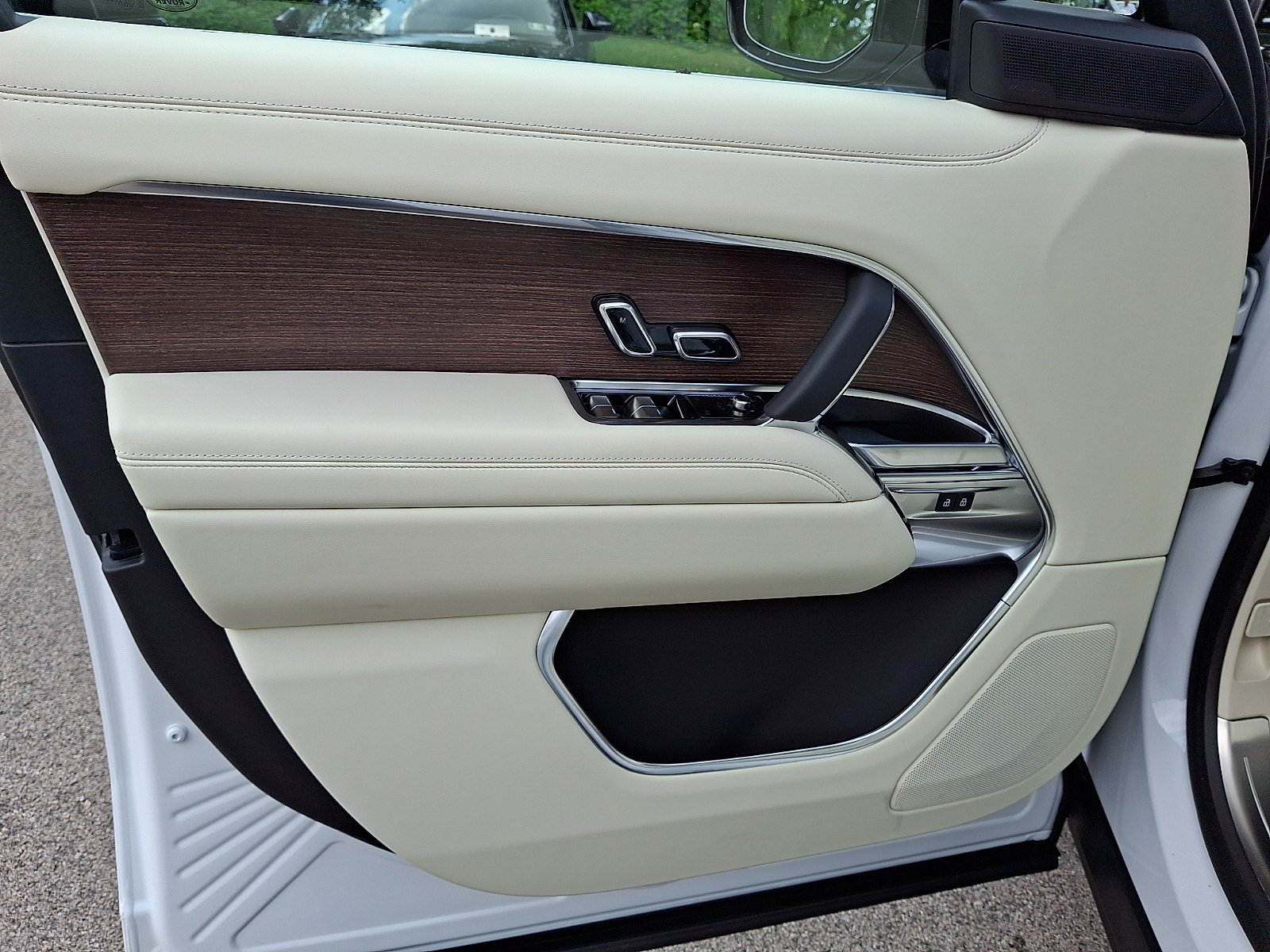 New 2026 Fuji White Land Rover P400 SE image 10