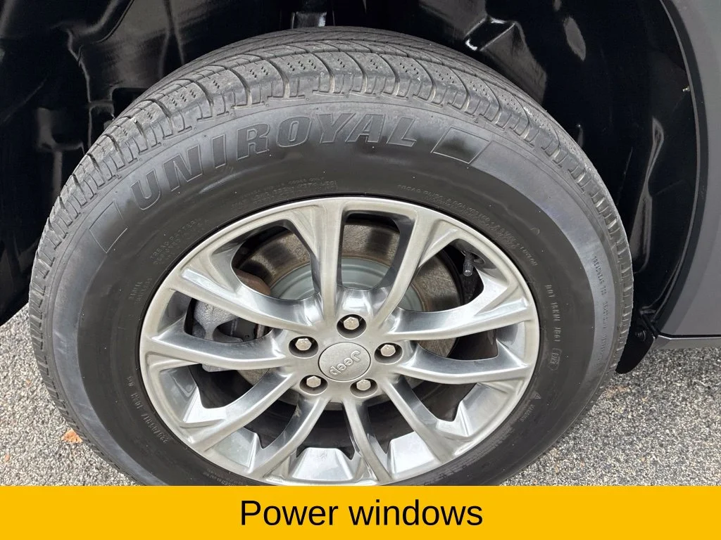 Used 2021 Olive Green Jeep Latitude Lux image 12