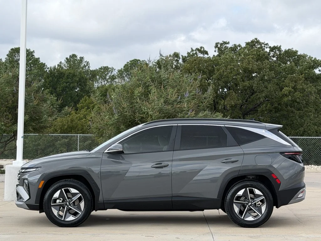 Used 2025 Gray Hyundai SEL Convenience image 3