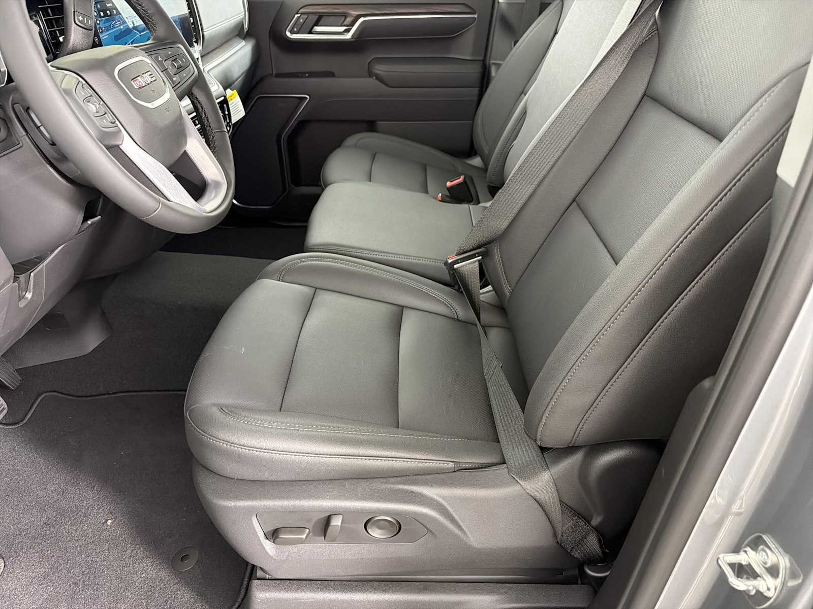 2026 GMC Sierra 1500 SLT - Photo 7