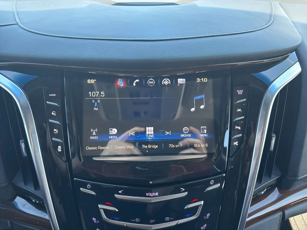 Used 2018  Cadillac Premium Luxury image 22