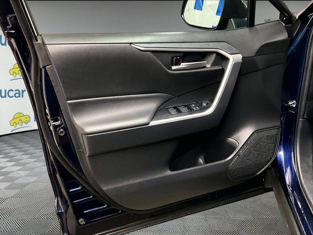 Used 2025  Toyota XLE image 9