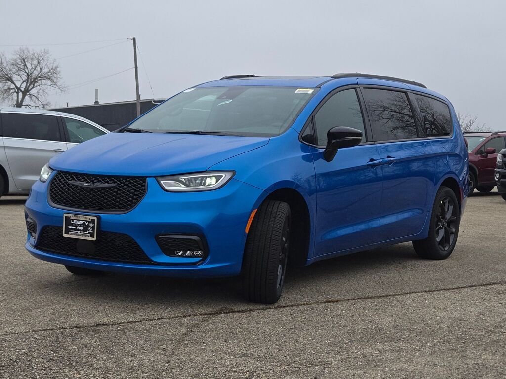 New 2026 Hydro Blue Pearl-Coat Exterior Paint Chrysler Select image 7
