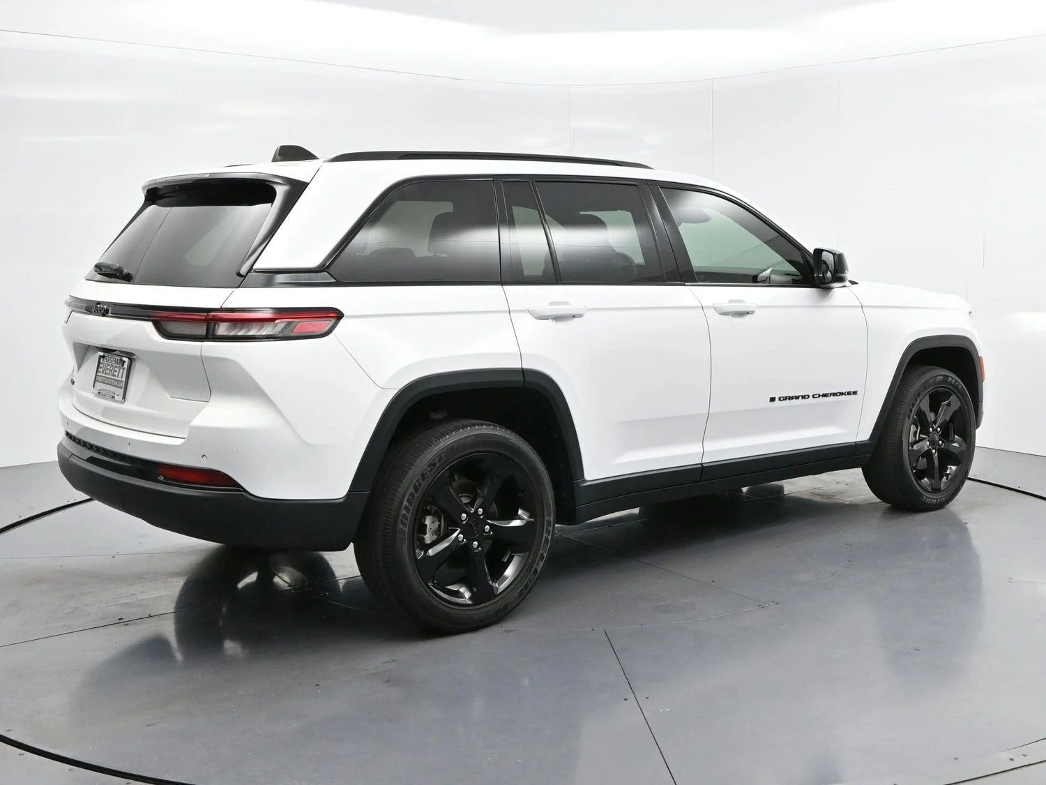 Used 2023 White Jeep Altitude image 7