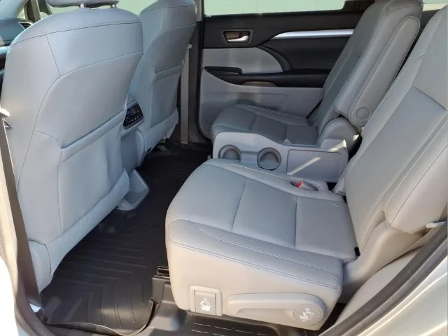 Used 2017 Silver Toyota XLE image 12