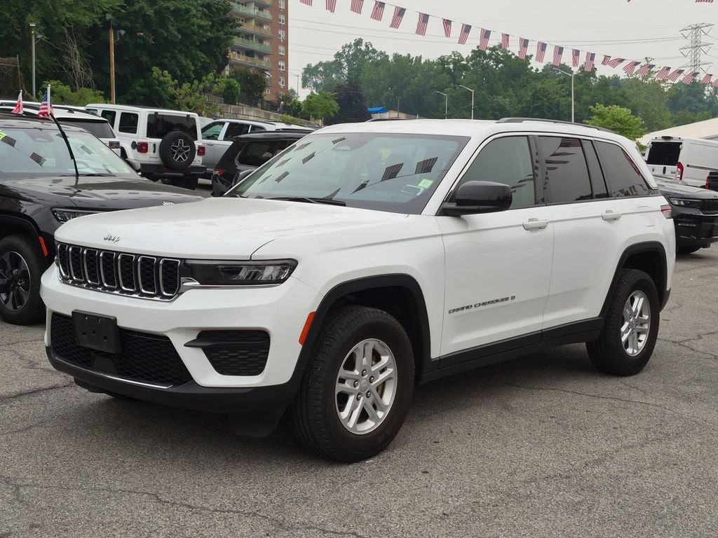 Used 2024 White Jeep Laredo image 1