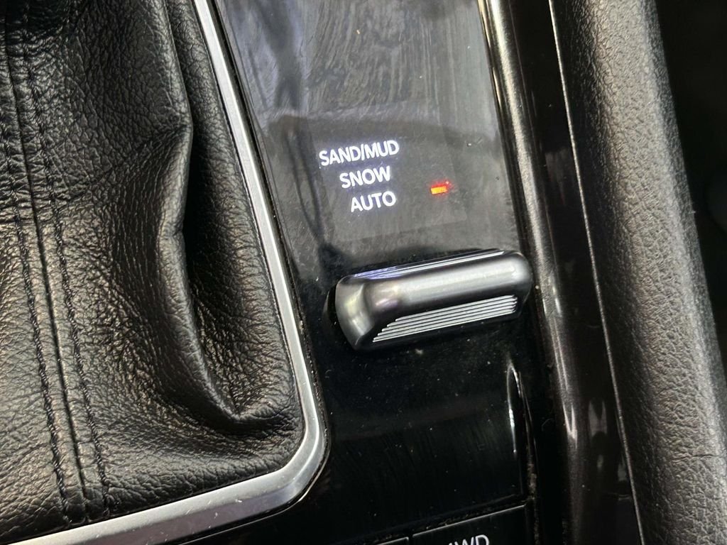 Used 2024 White Jeep Latitude image 21