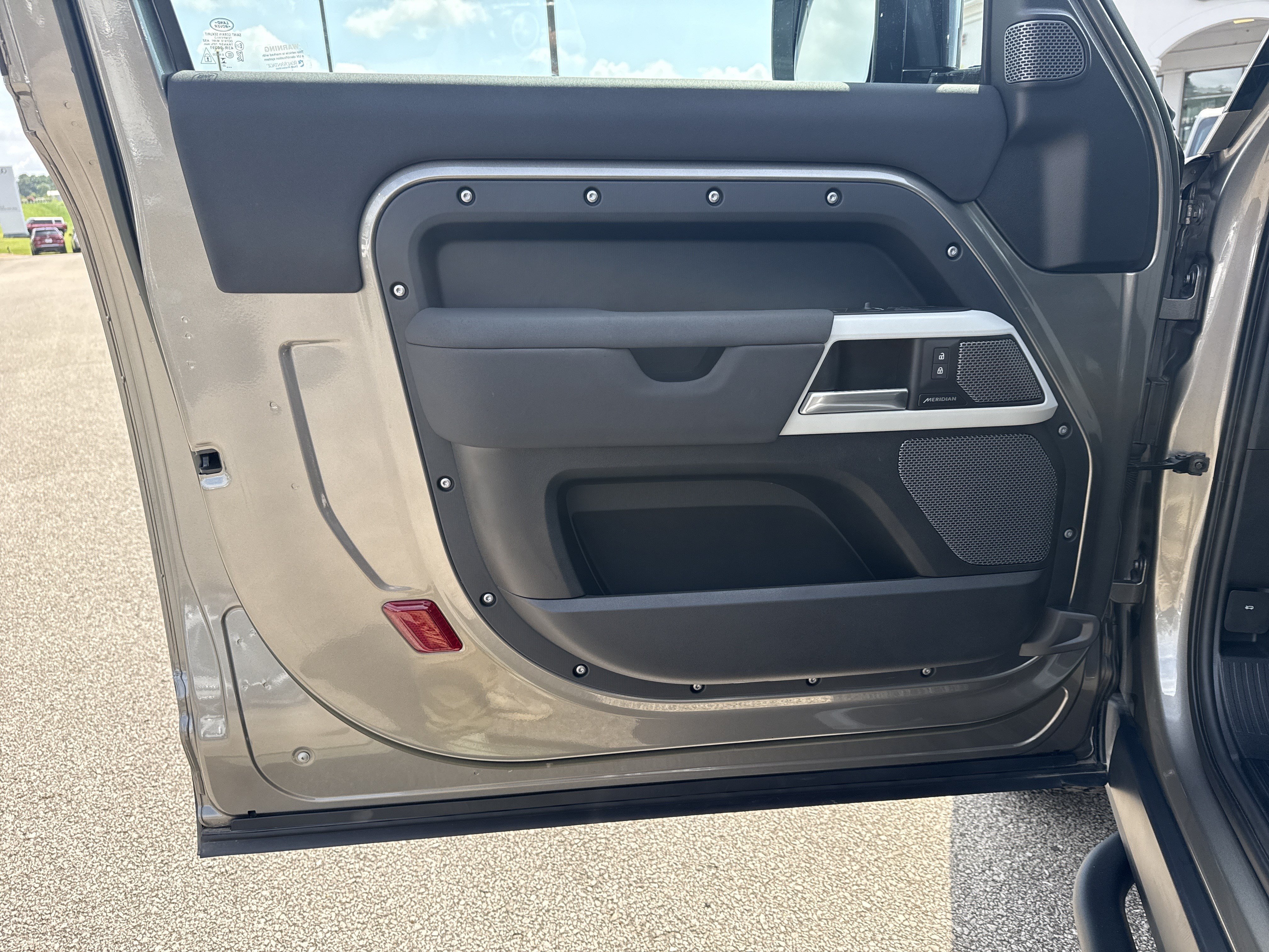 Used 2023  Land Rover S image 12