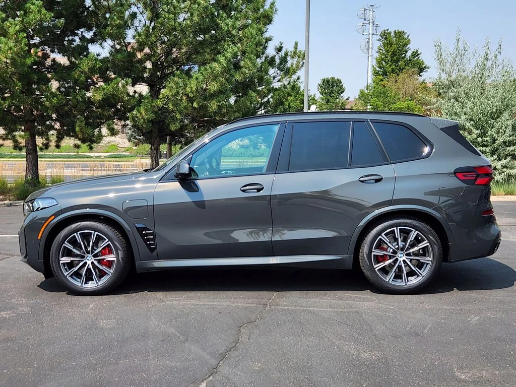 New 2026 Dravit Grey Metallic BMW xDrive50e image 2