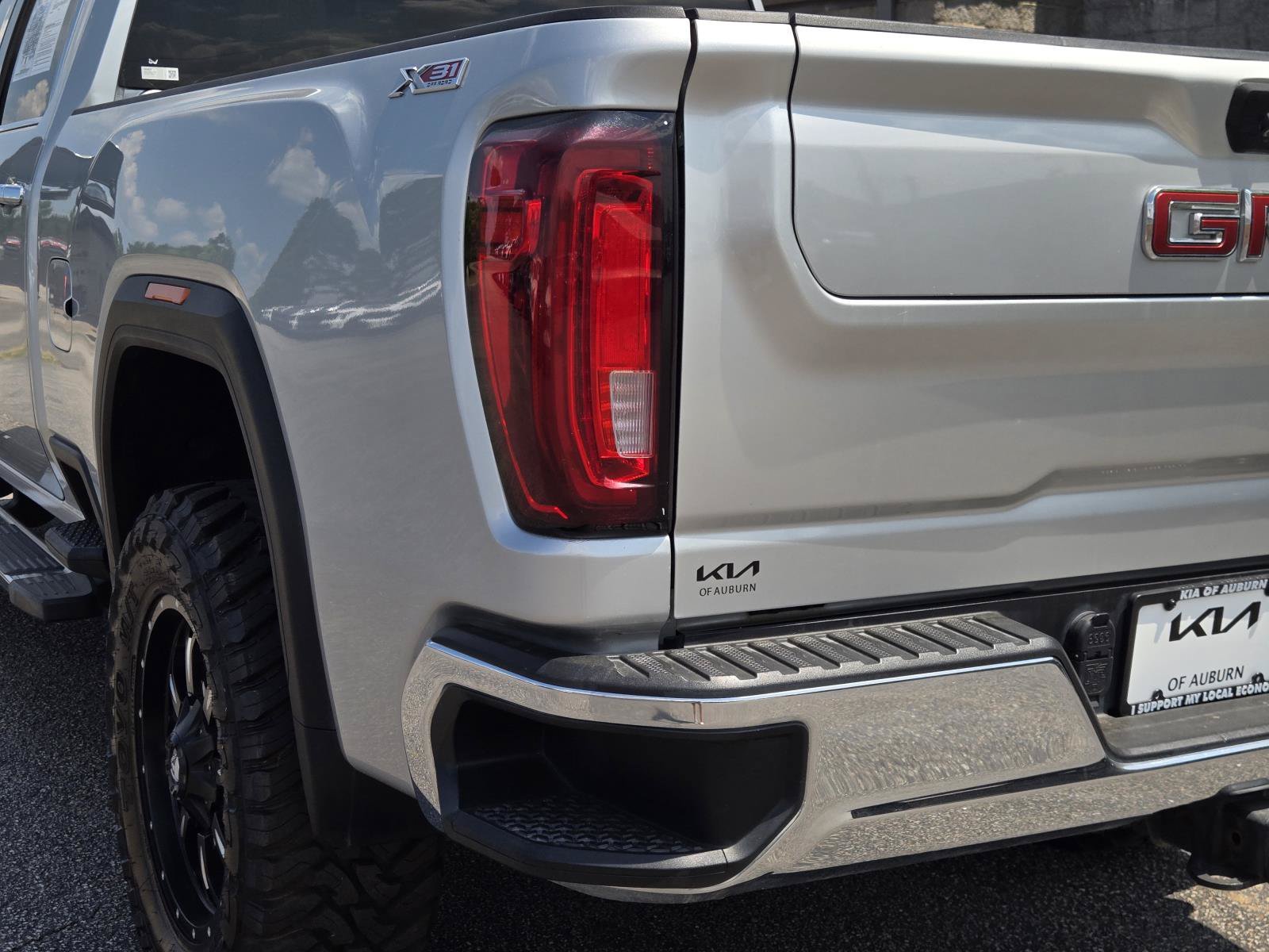 Used 2022 Quicksilver Metallic GMC SLT image 9