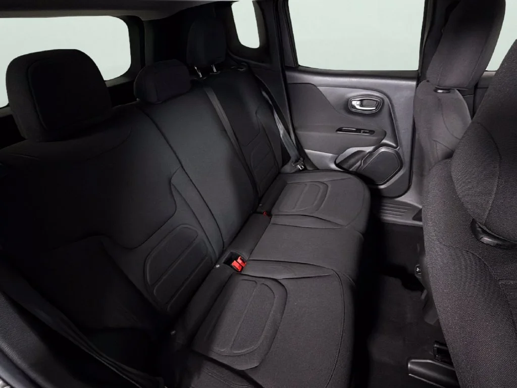 Used 2021  Jeep Latitude image 30