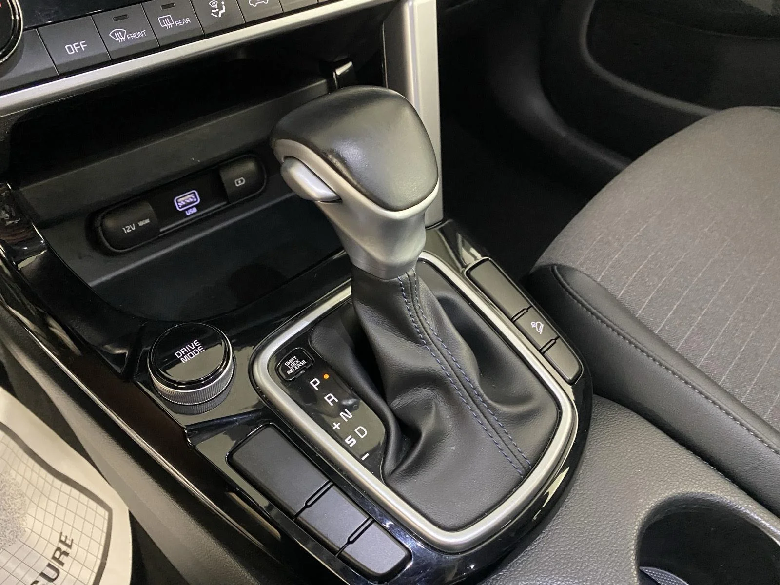 Used 2022 Clear White/Black Roof Kia S image 15