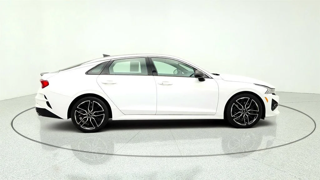 Used 2023 Glacial White Pearl Kia GT DCT FWD image 4