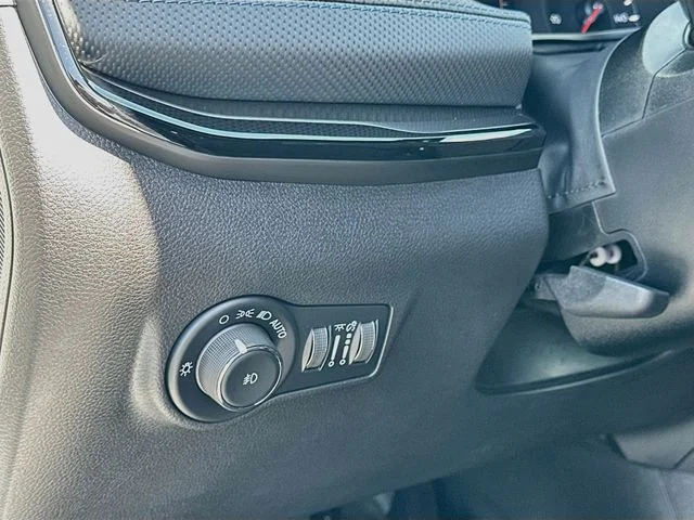 New 2026 Bright White Clearcoat Jeep Latitude image 10
