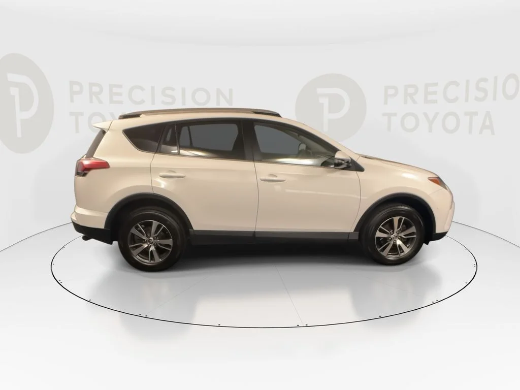 Used 2018 Super White Toyota XLE image 22