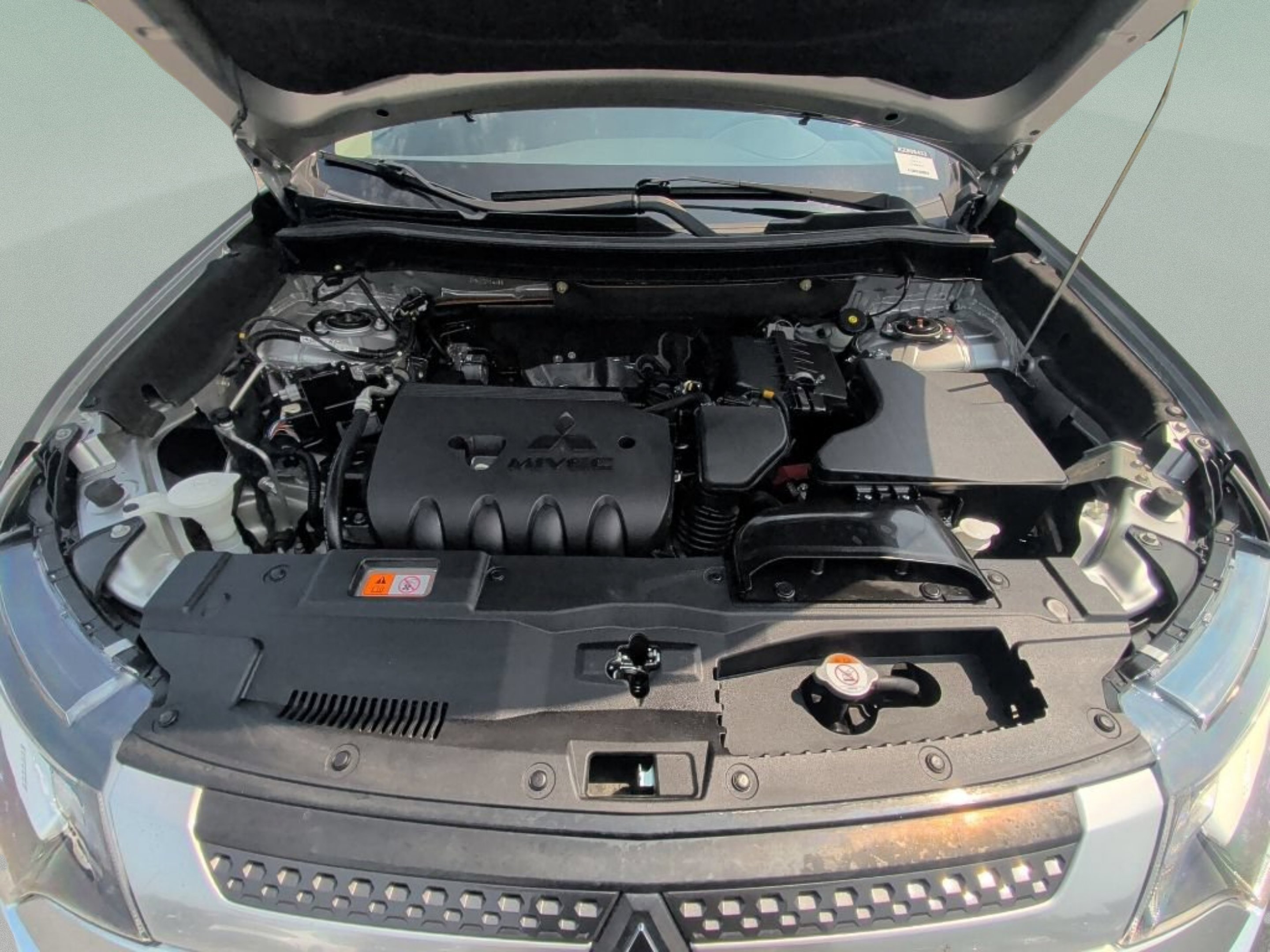 Used 2019 Silver Mitsubishi ES image 10