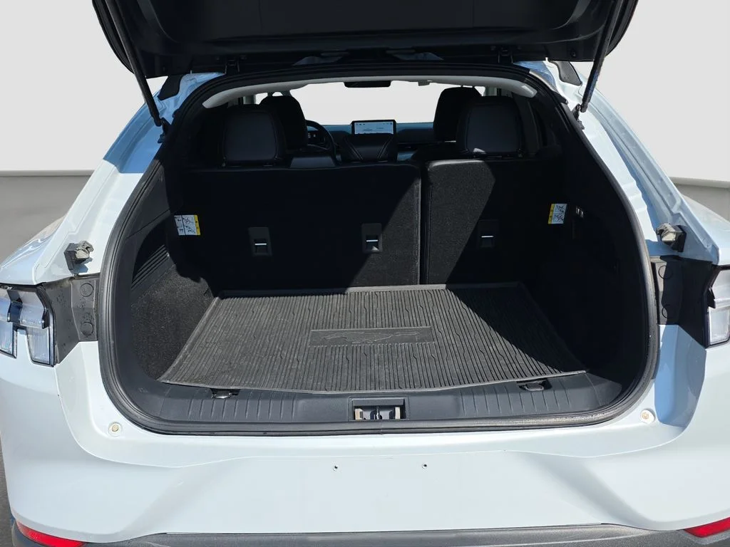 Used 2023 White Ford Select image 17