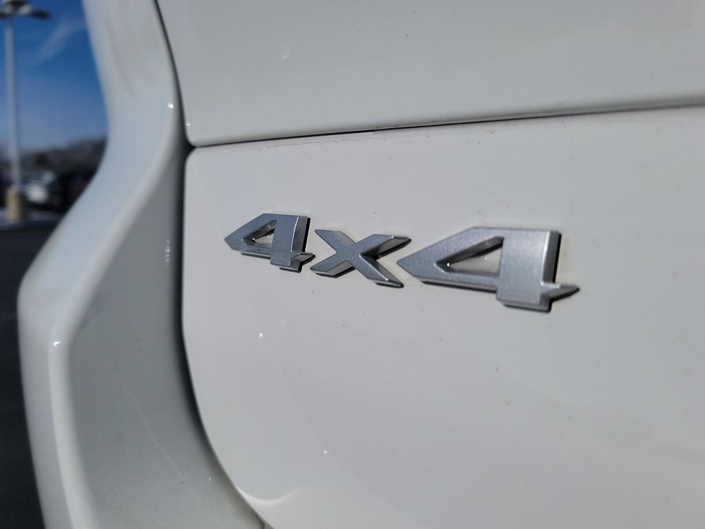 Used 2024 White Jeep Laredo image 7