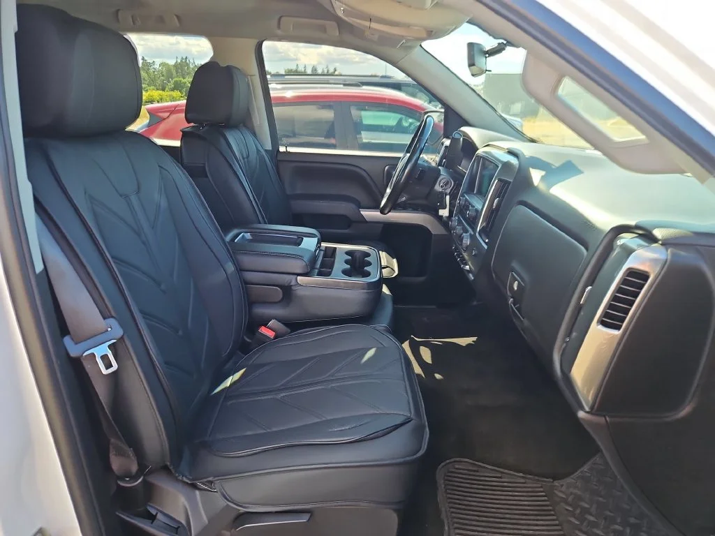 Used 2018 Summit White Chevrolet LT image 28