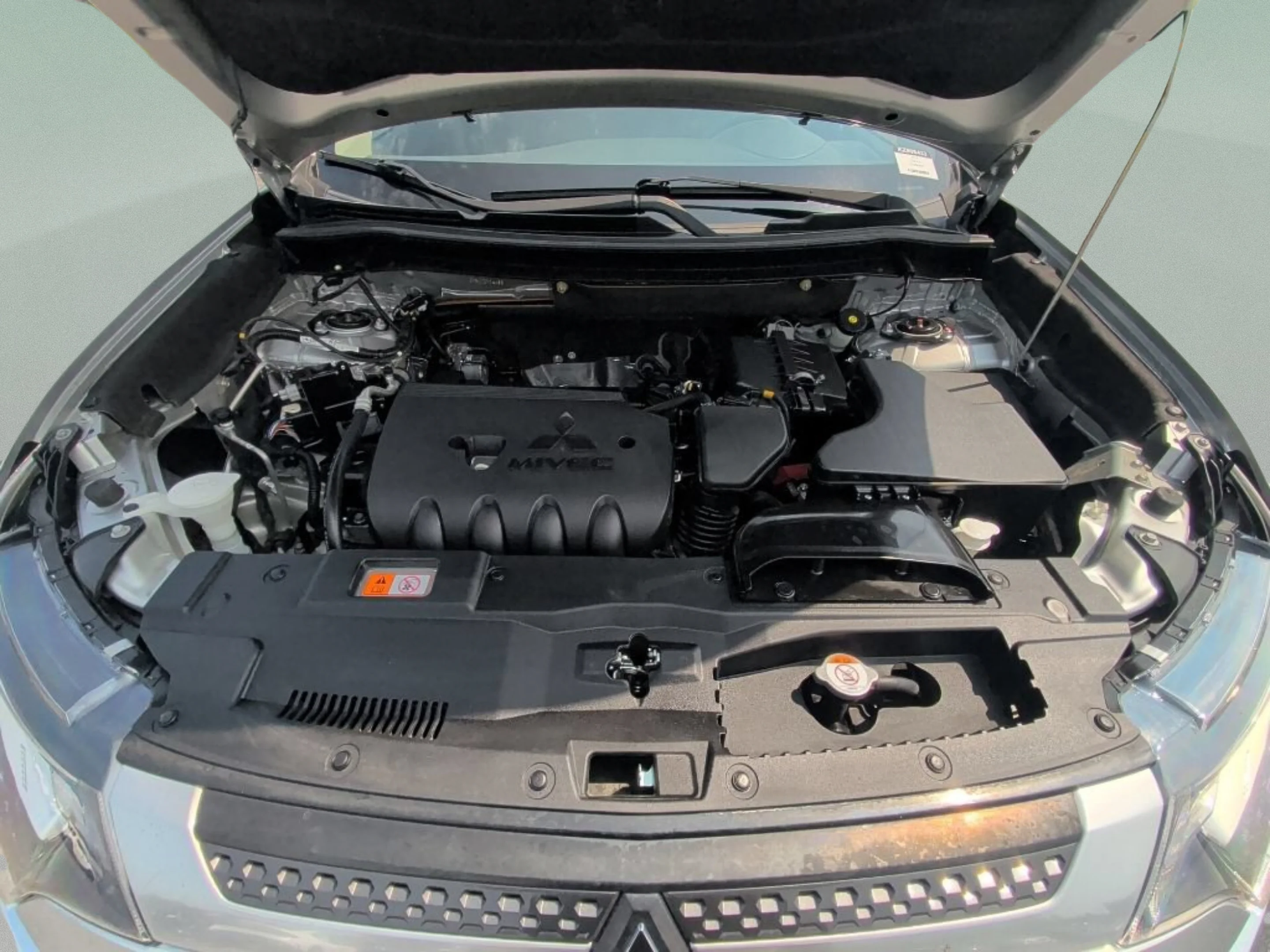 Used 2019 Silver Mitsubishi ES image 10