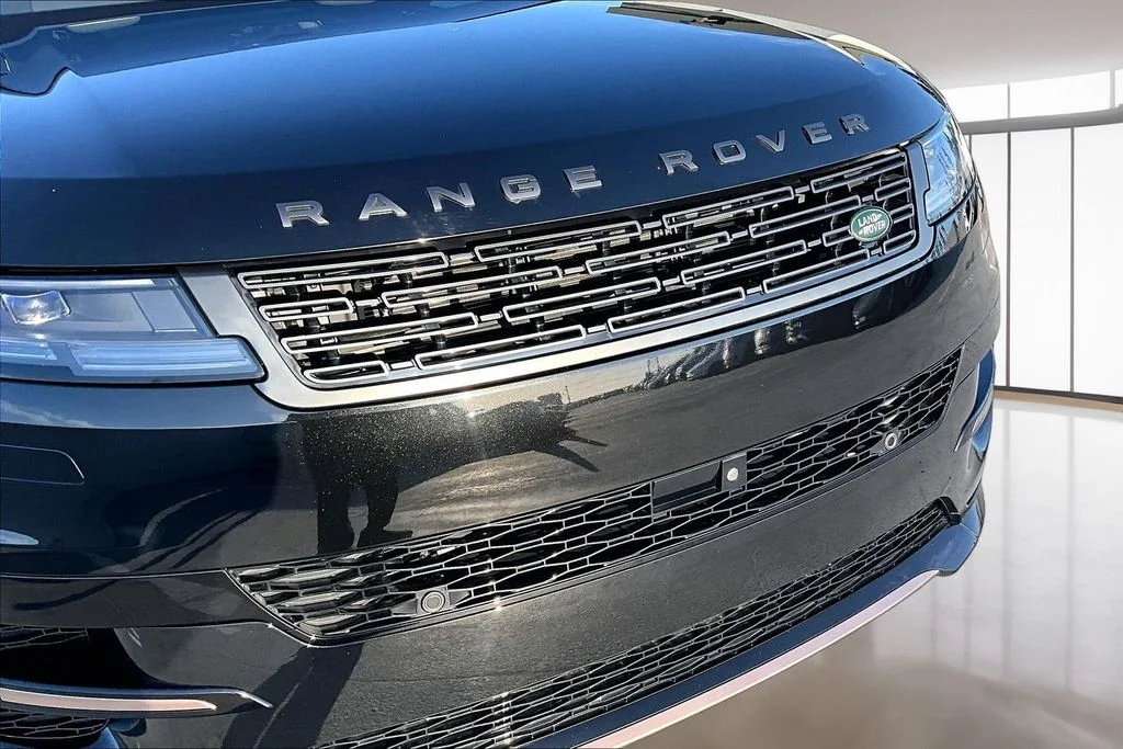 Used 2023 Black Land Rover SE Dynamic image 31