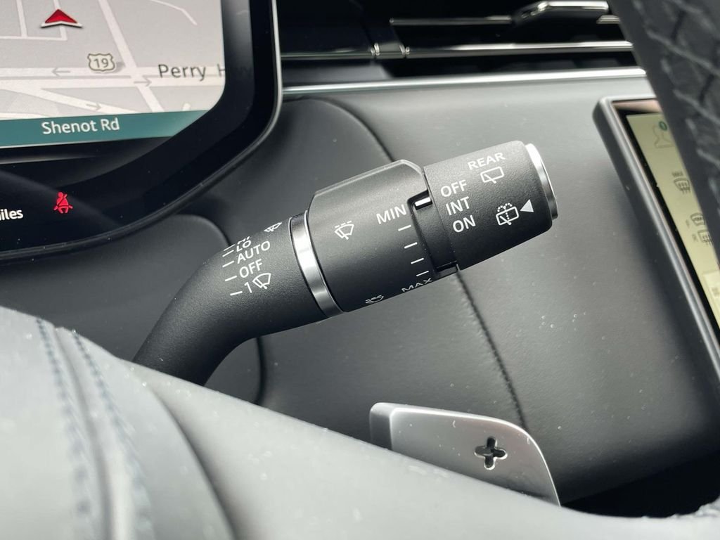 New 2026 Fuji White Land Rover Dynamic SE image 39