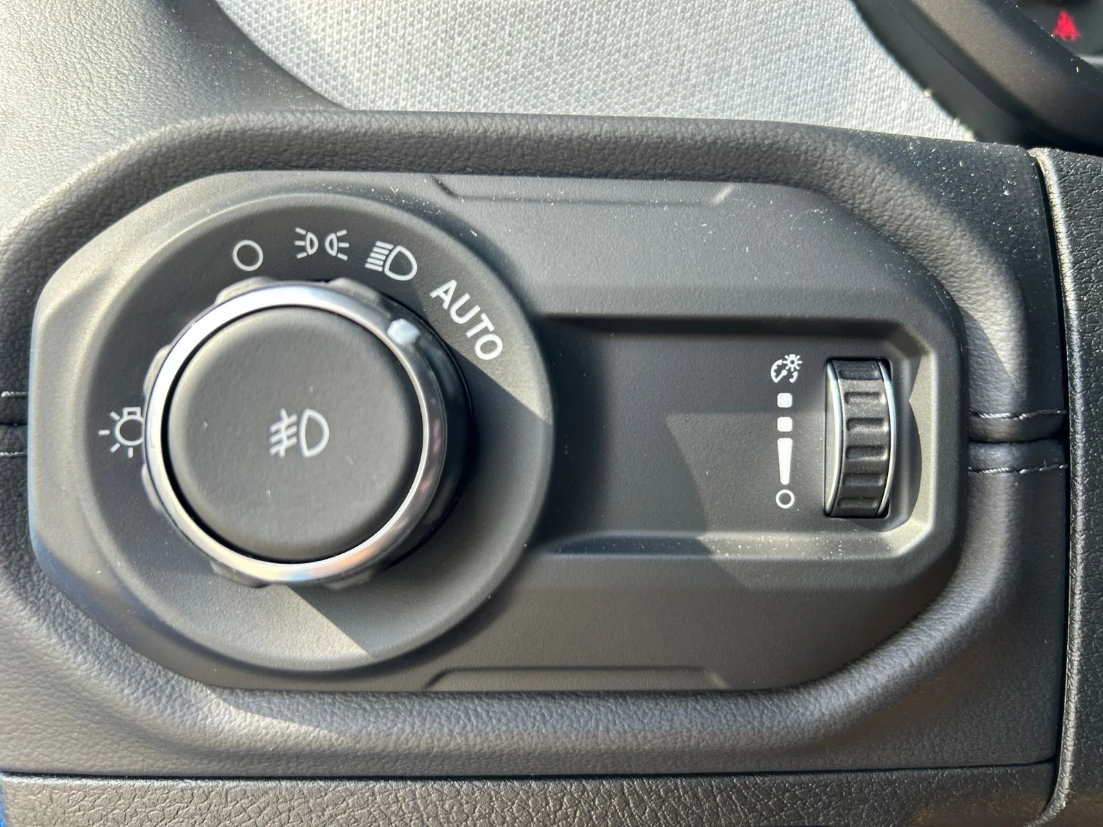 Used 2025 Blue Pearl Jeep Sahara image 25