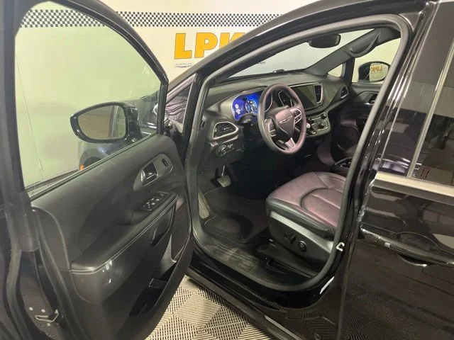 Used 2025 Diamond Black Chrysler Select image 9