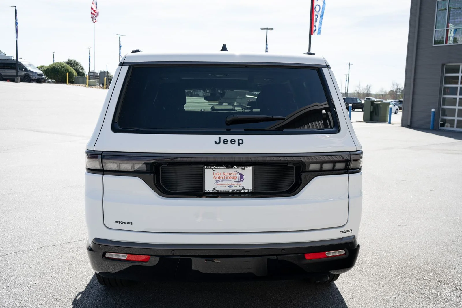 New 2026 Bright White Clear-Coat Exterior Paint Jeep Limited Reserve image 17