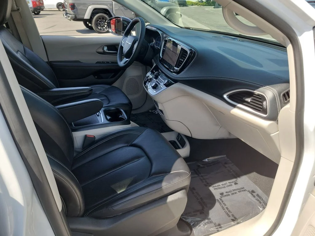 Used 2024 White Chrysler Select image 18