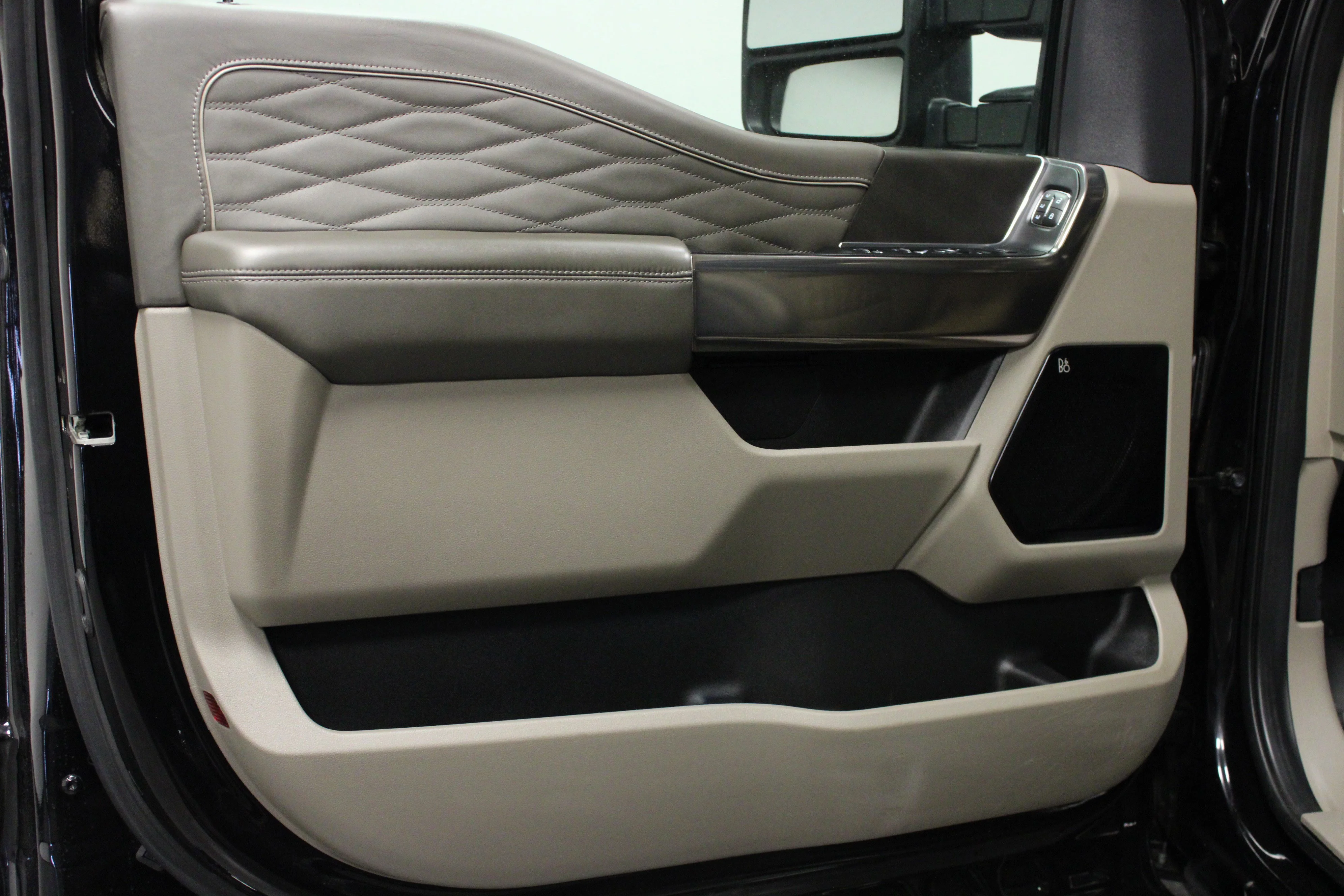 Used 2025 Agate Black Metallic Ford Platinum image 11