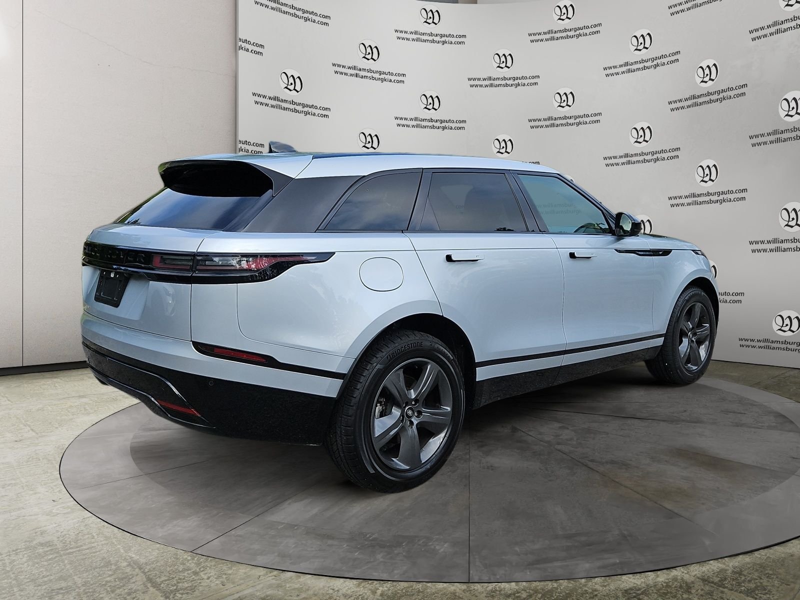 Used 2025 Gray Land Rover Dynamic SE image 5