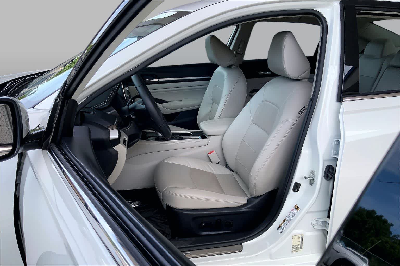 Used 2022 Pearl White Tricoat Nissan 2.5 SL image 8