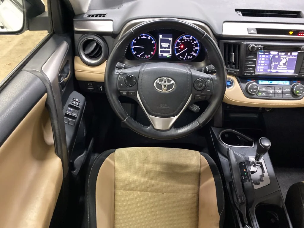 Used 2018 White Toyota XLE image 24