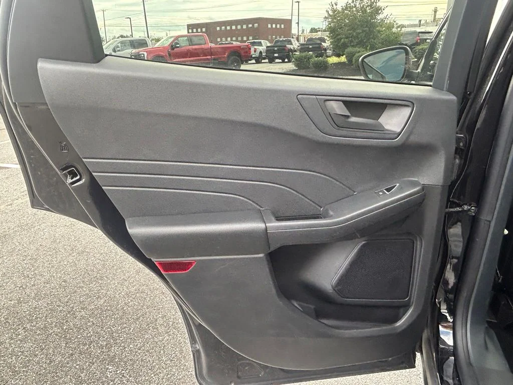 Used 2022 Black Metallic Ford SE image 19