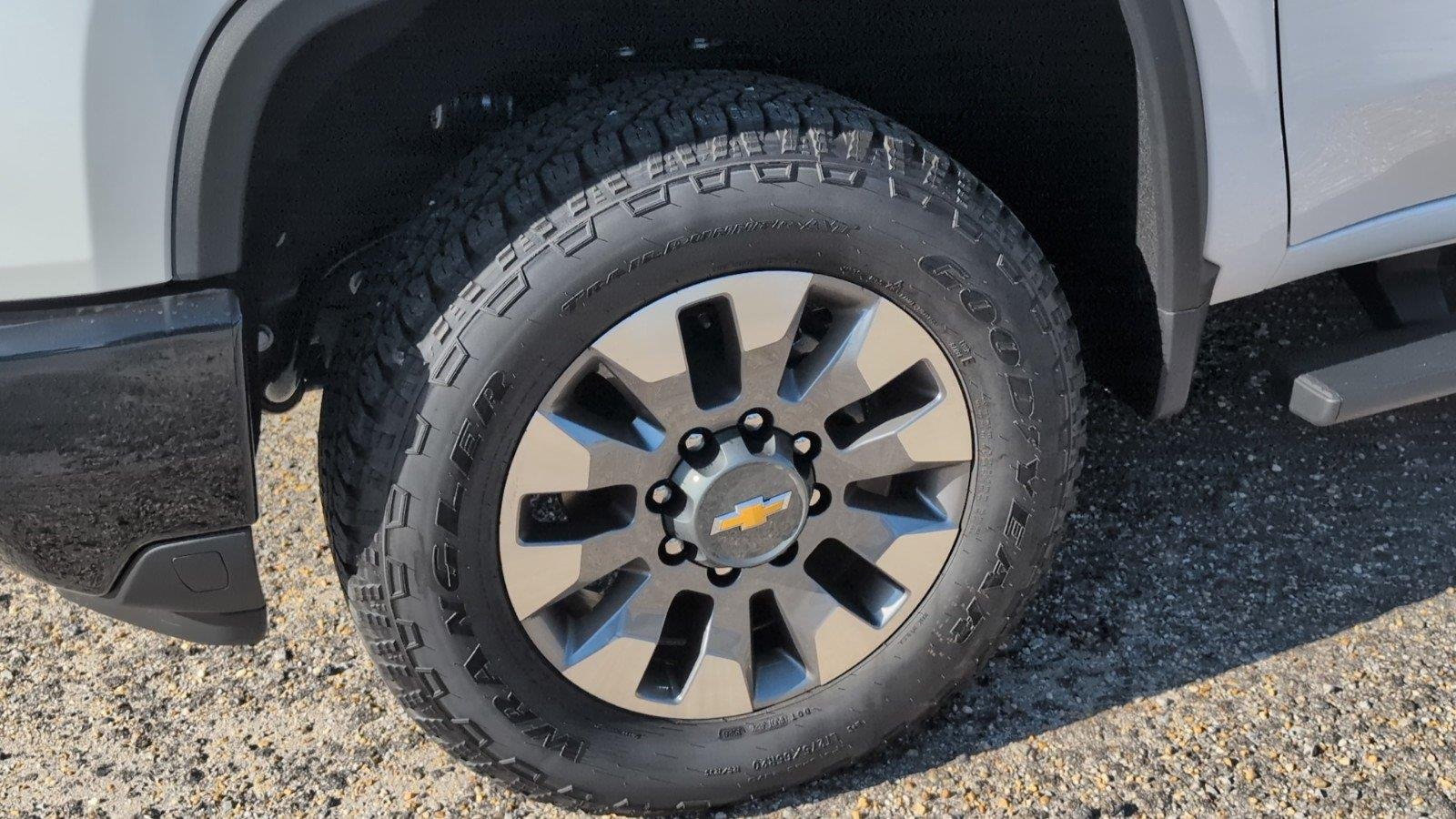 New 2026 Summit White Chevrolet Custom image 8