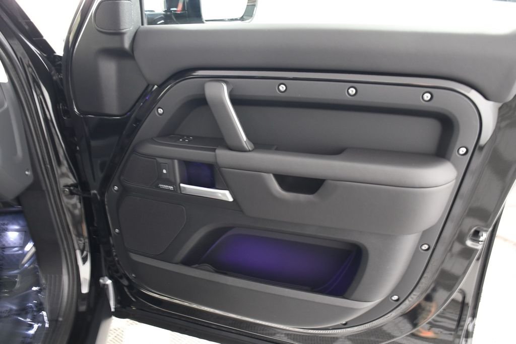 New 2026 Santorini Blk Land Rover X-Dynamic SE image 18