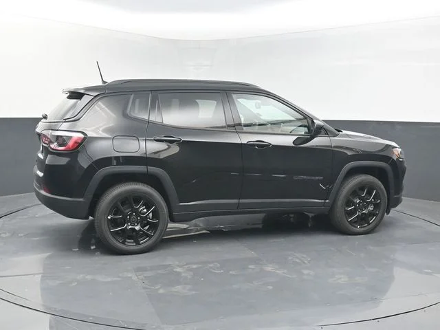 New 2026 Diamond Black Crystal Pearl-Coat Exterior Paint Jeep Latitude image 7