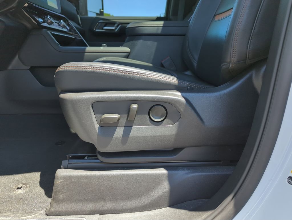 Used 2025 White GMC AT4 image 12