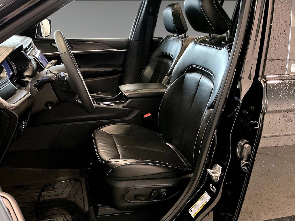 Used 2025 Diamond Black Crystal Pearlcoat Jeep Limited image 10