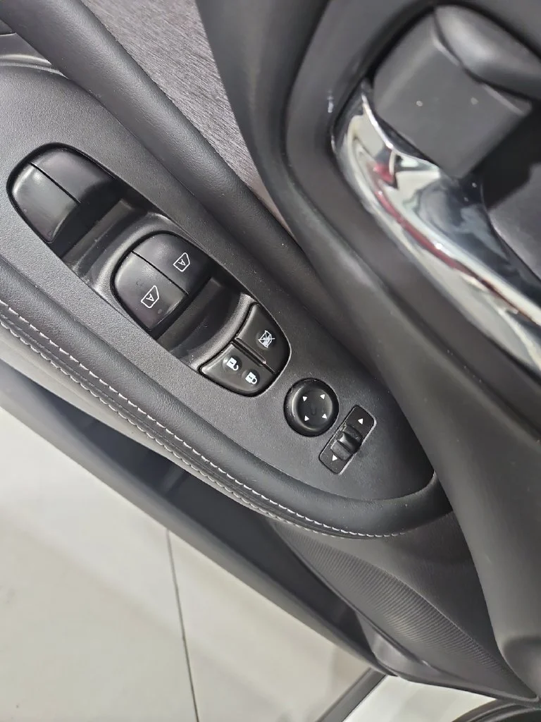 Used 2019 White Nissan S image 12