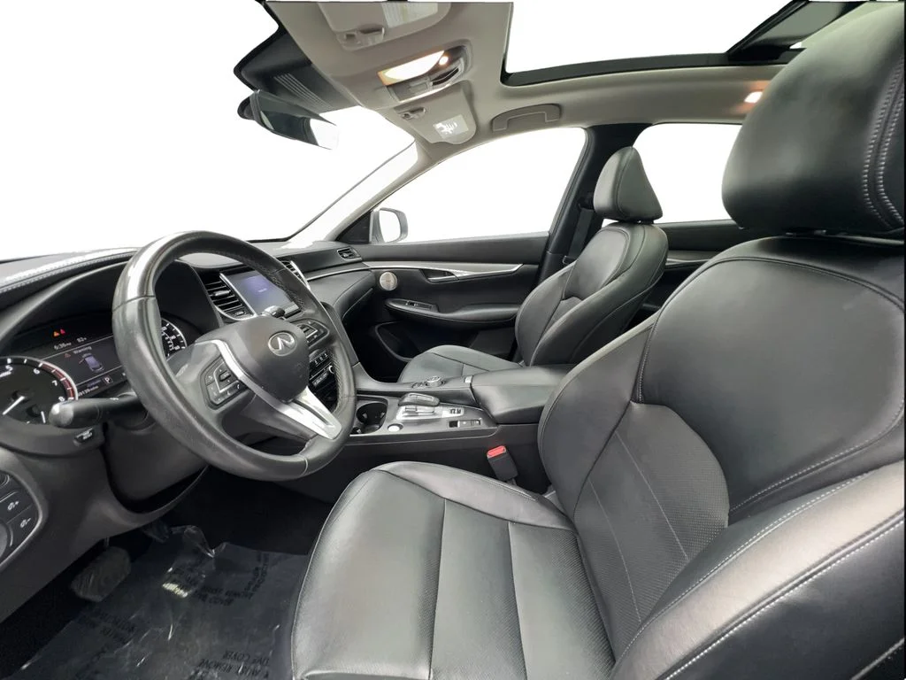 Used 2023 White INFINITI LUXE image 19