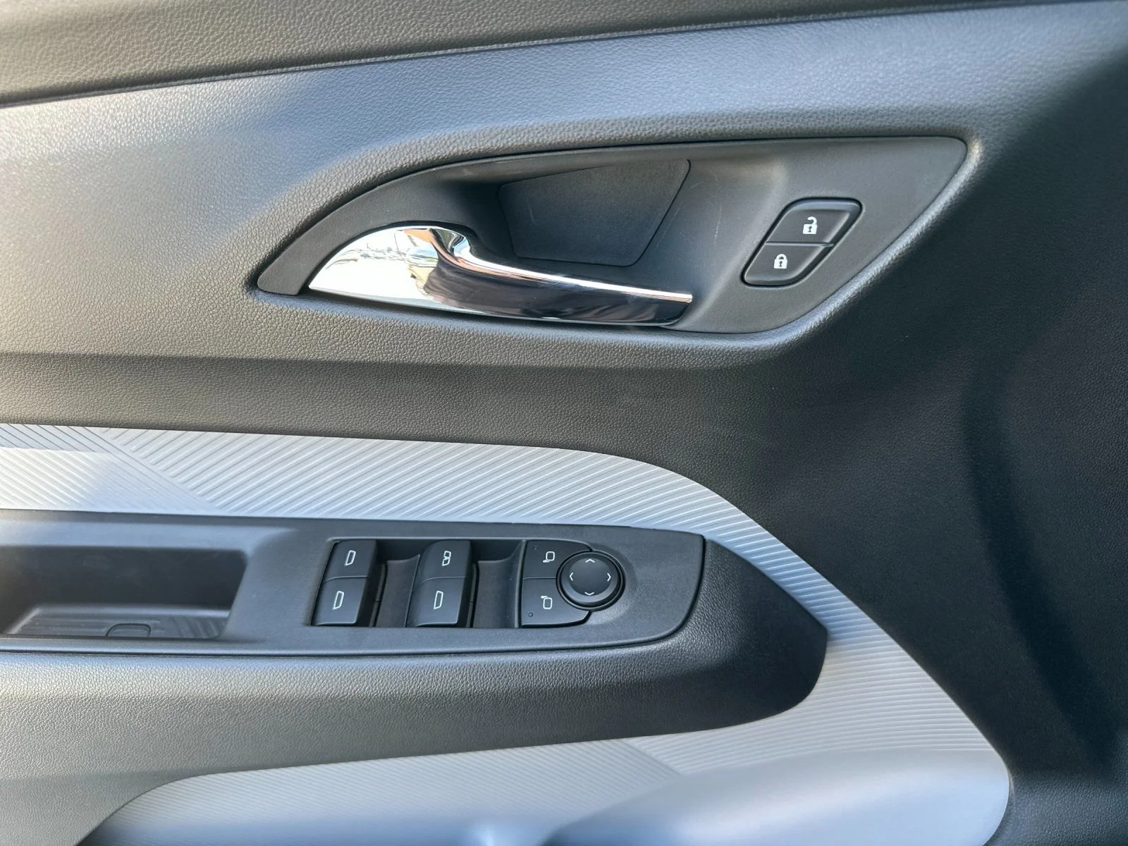 2027 Chevrolet Bolt LT - Photo 11