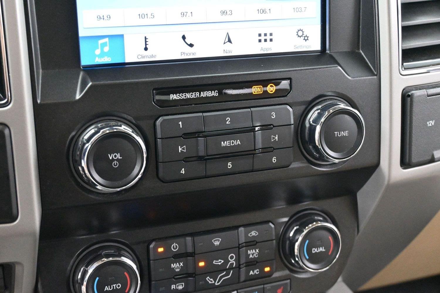 Used 2019 White Platinum Metallic Tri-Coat Ford Lariat image 20