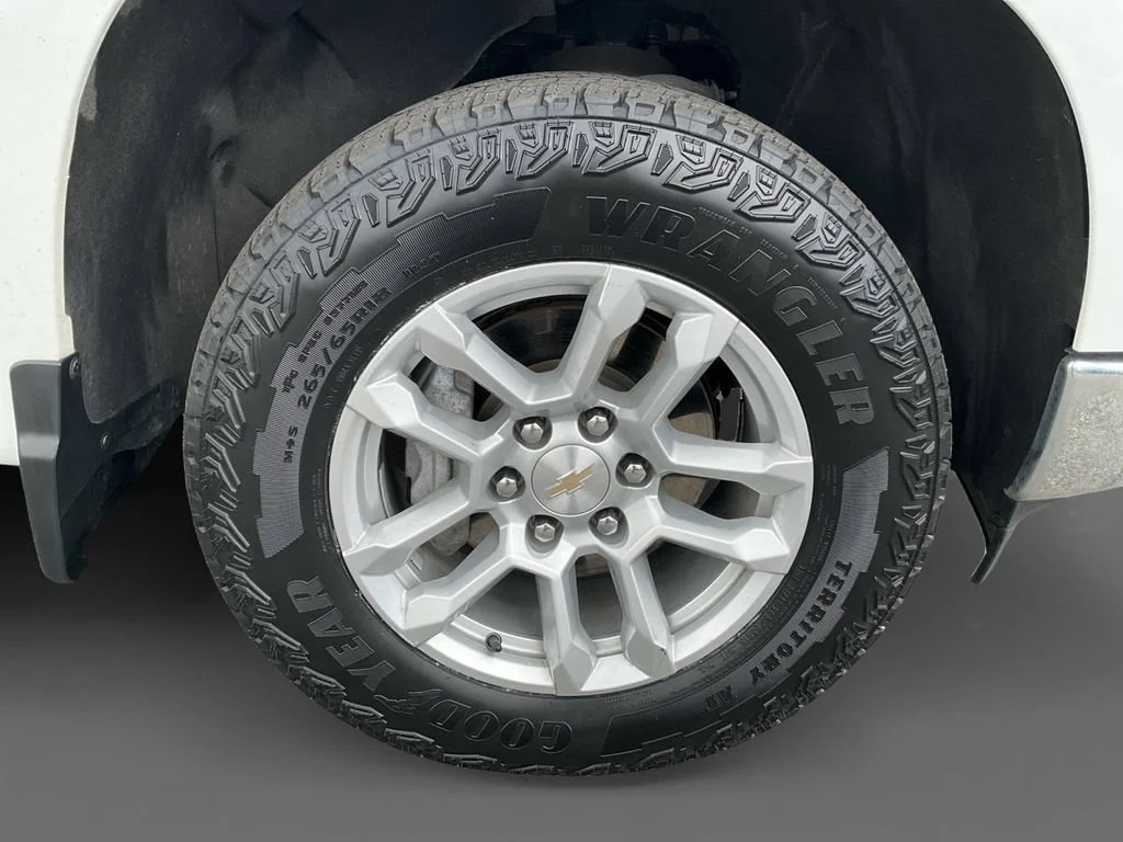 Used 2023 SUMMIT WHITE Chevrolet LT image 14